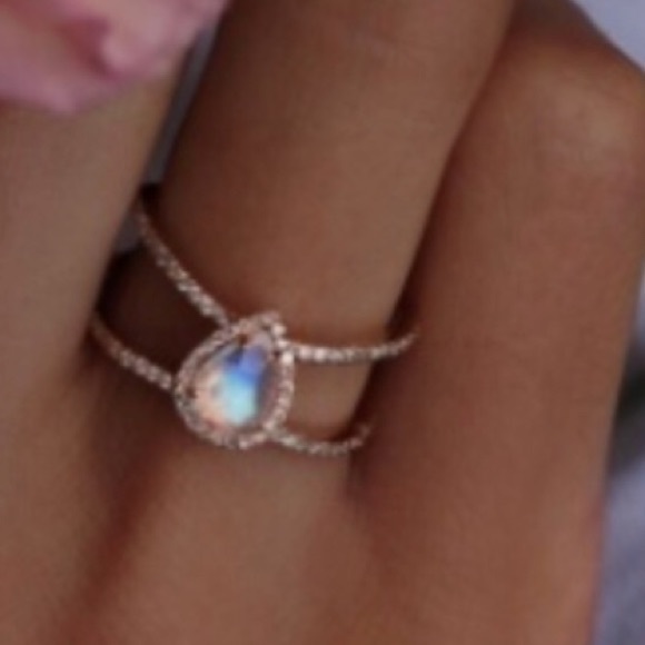 vogue vice boutique Jewelry - Last! NWT rose gold iridescent ring